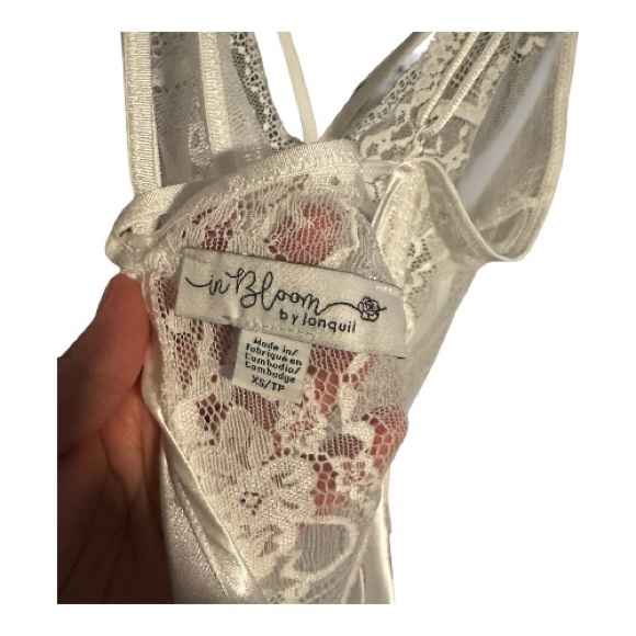 Luxurious White Lace Slip - Picture 6 of 6